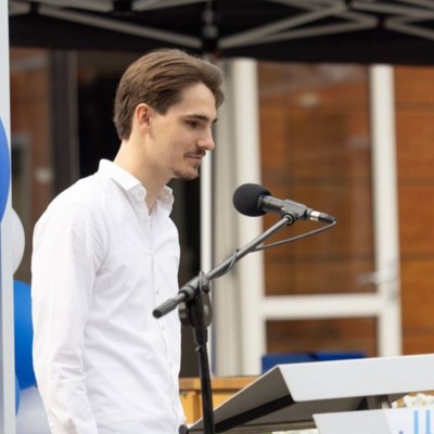 Gaston Strik, founder of Profitsfly, speaking at a microphone
